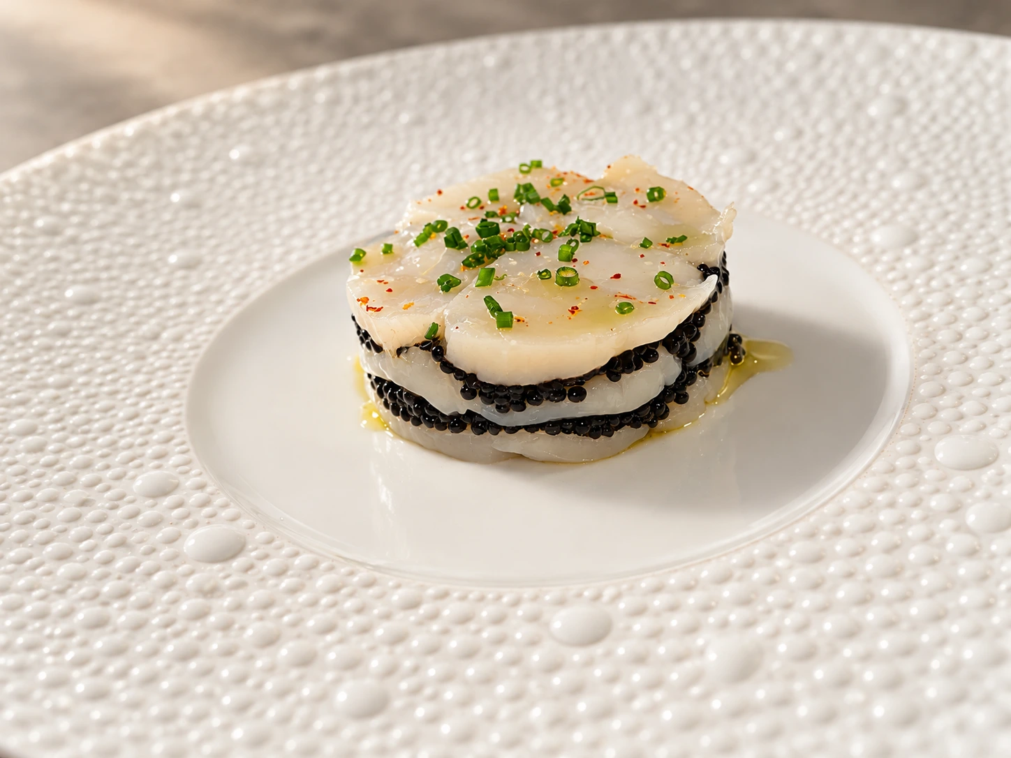 Dressage de poisson et de caviar, finition à la ciboulette