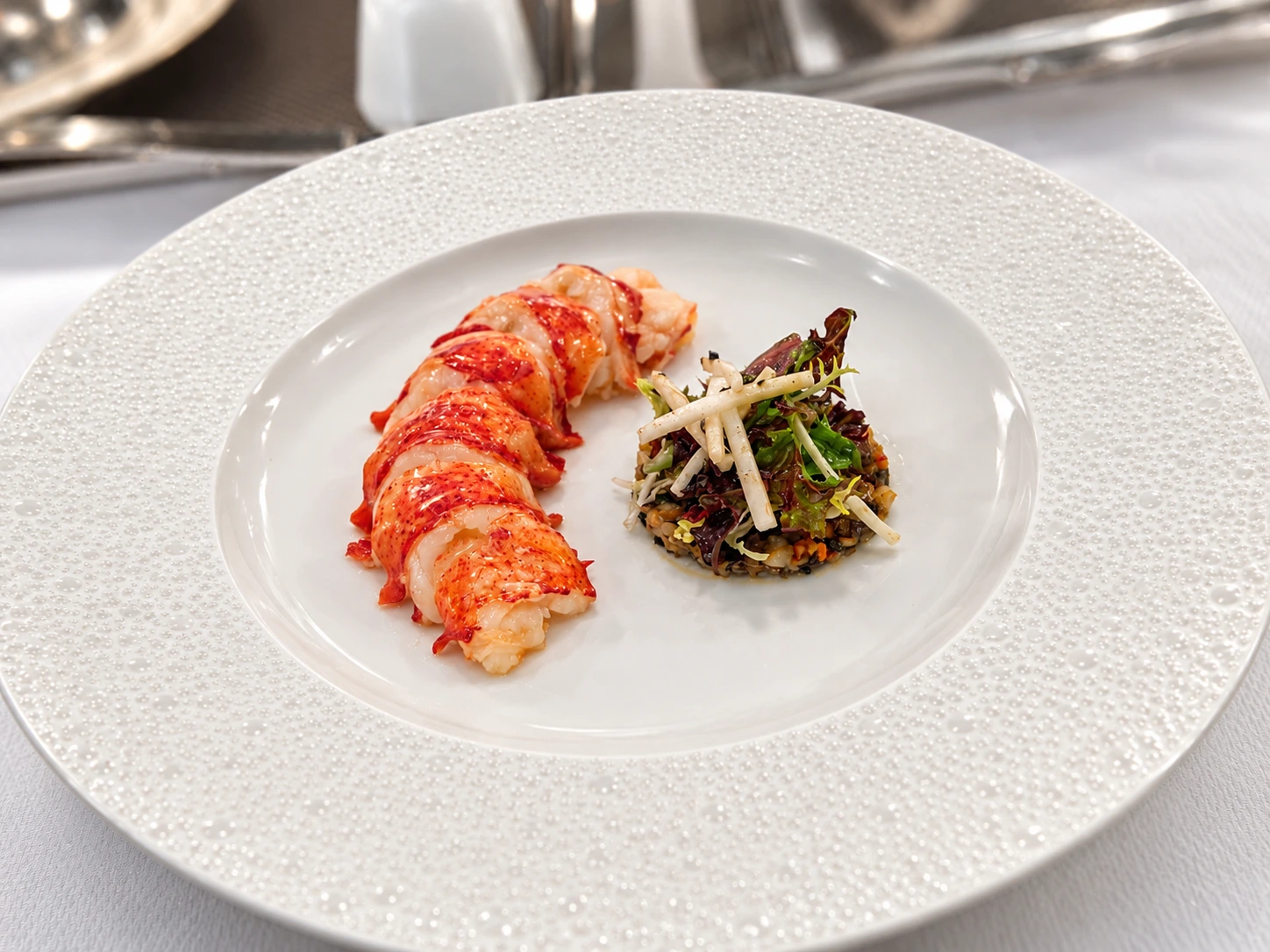 Homard et sa garniture, dressés à l’assiette