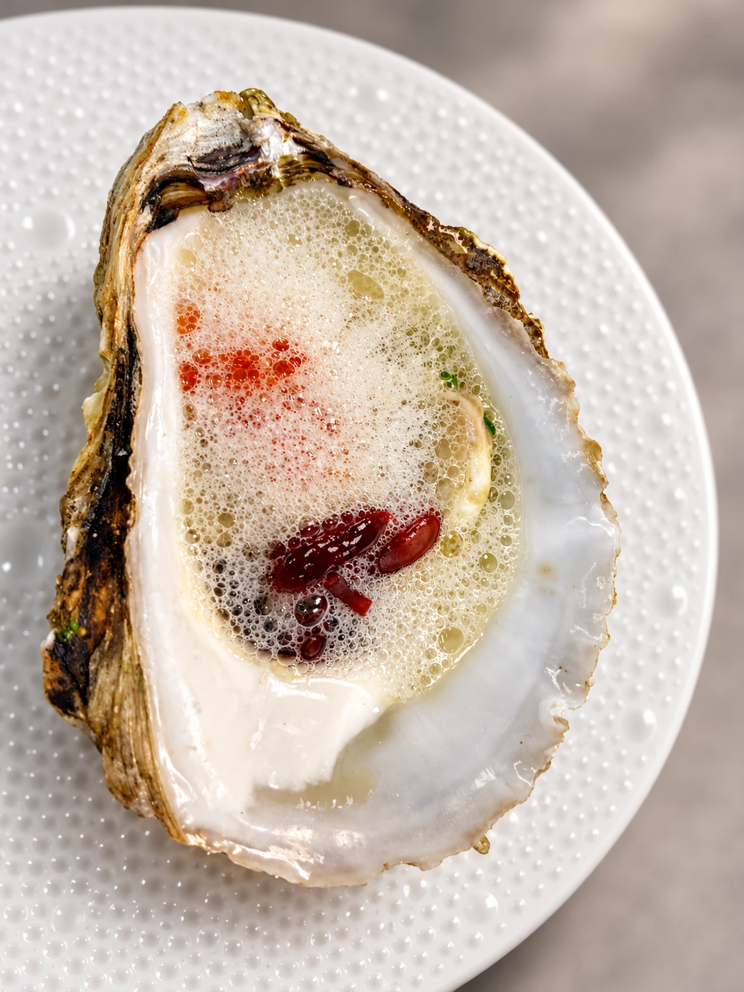 Huître en coquille, émulsion et garniture